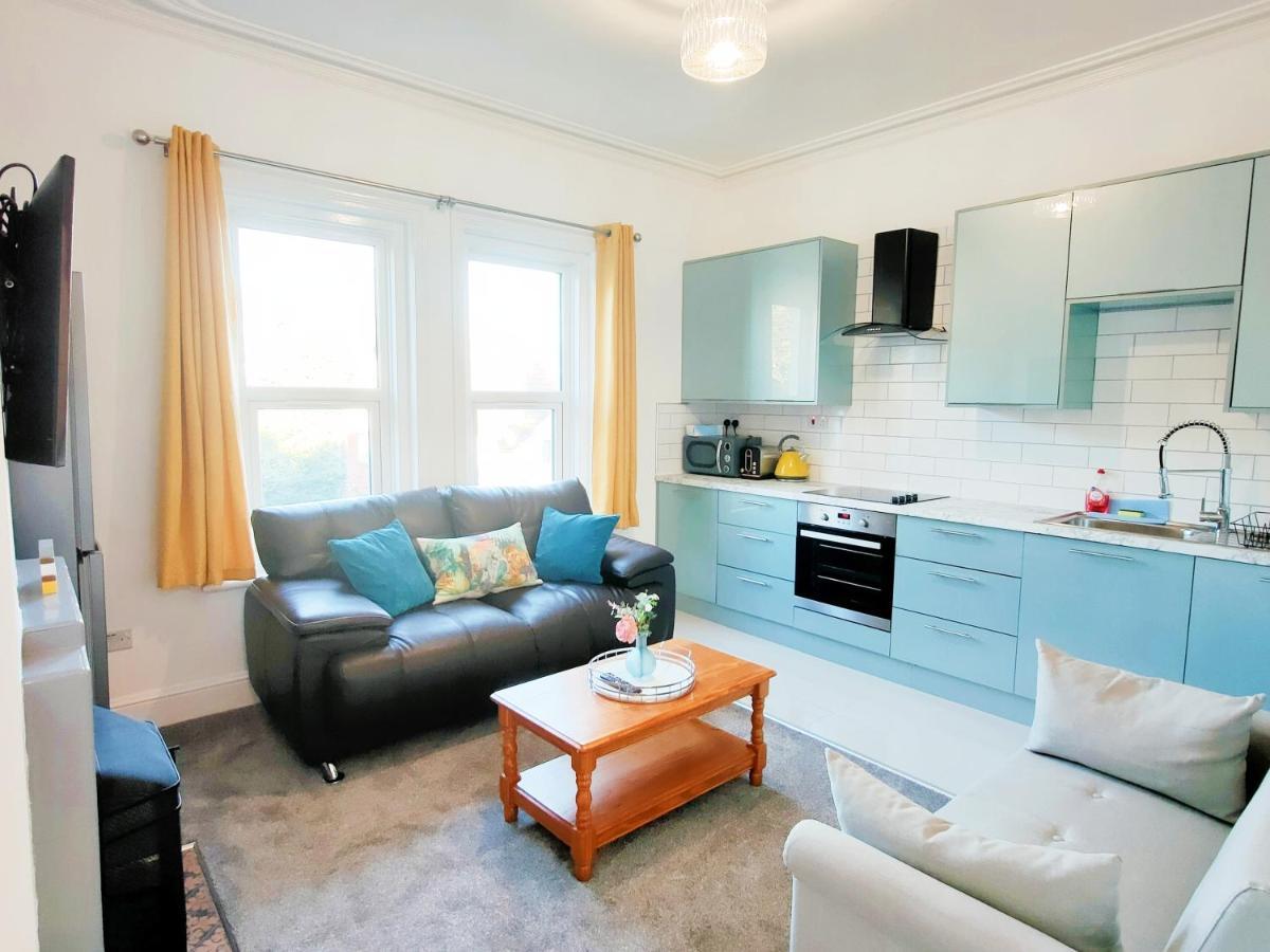Flat-C, 4 Adults, 20 Mins To Beach, Netflix, Wifi, Sleeps 4 Adults Bournemouth Dış mekan fotoğraf