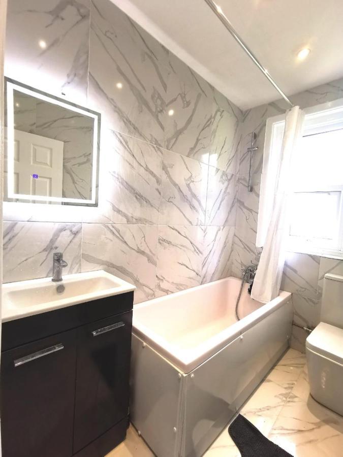 Flat-C, 4 Adults, 20 Mins To Beach, Netflix, Wifi, Sleeps 4 Adults Bournemouth Dış mekan fotoğraf
