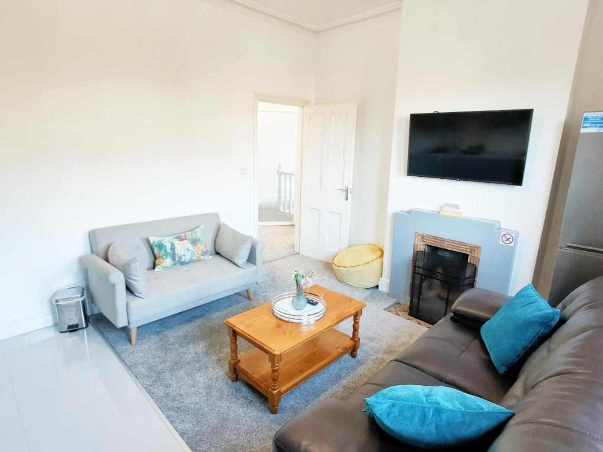 Flat-C, 4 Adults, 20 Mins To Beach, Netflix, Wifi, Sleeps 4 Adults Bournemouth Dış mekan fotoğraf