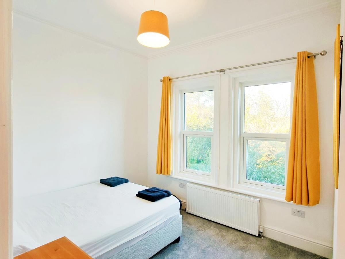 Flat-C, 4 Adults, 20 Mins To Beach, Netflix, Wifi, Sleeps 4 Adults Bournemouth Dış mekan fotoğraf