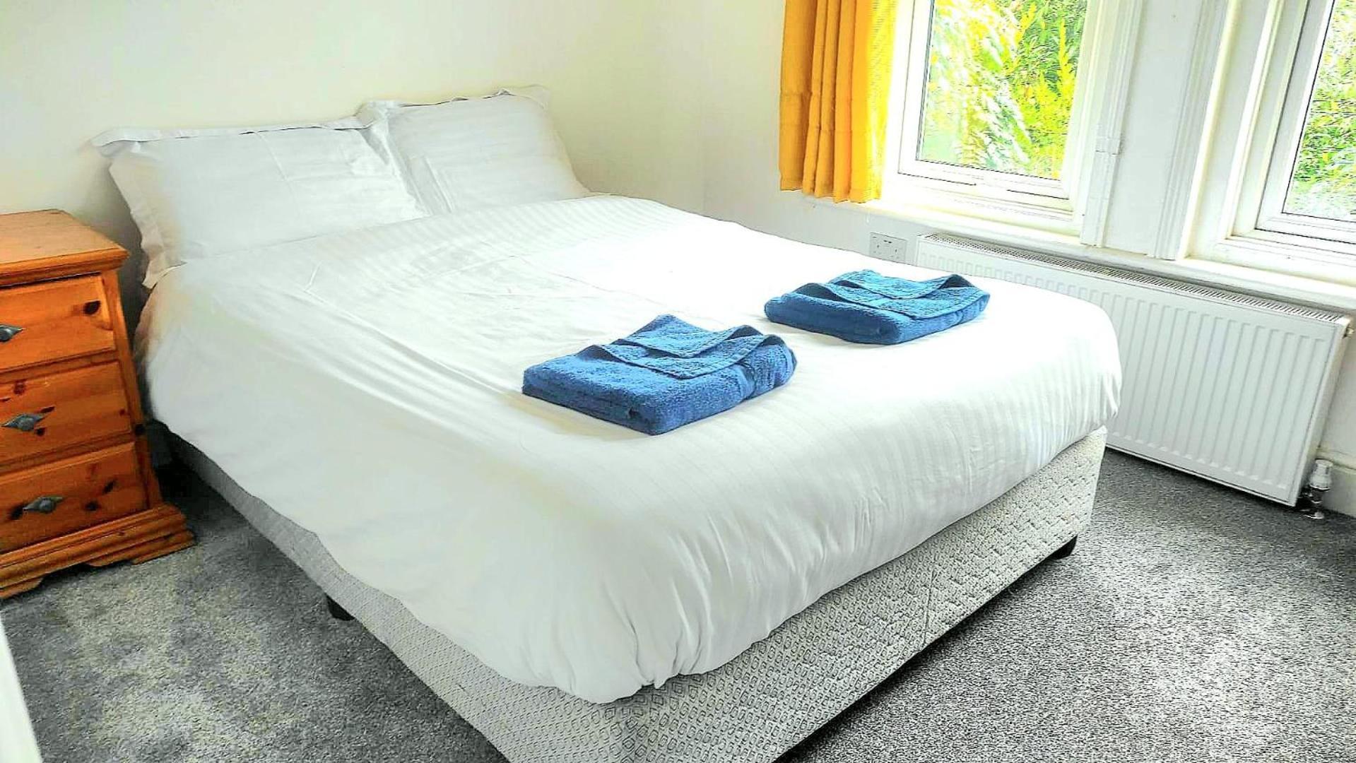 Flat-C, 4 Adults, 20 Mins To Beach, Netflix, Wifi, Sleeps 4 Adults Bournemouth Dış mekan fotoğraf